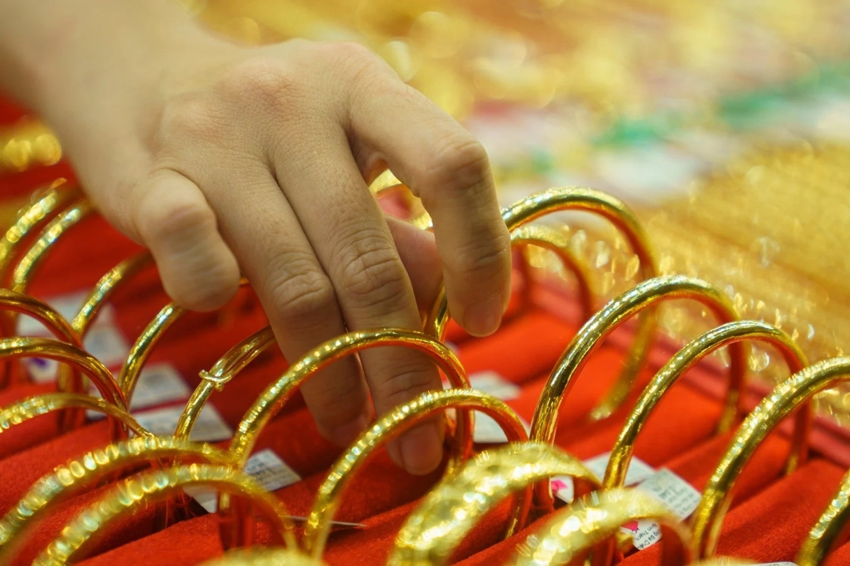 Iran Strikes Fuel Gold Price Surge: The Safe-Haven Rush